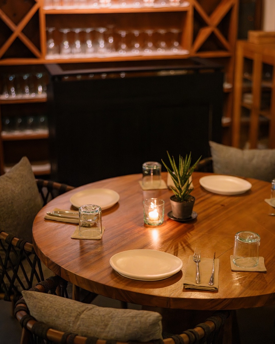 Candle-lit table setting ready for dinner at Té Kila